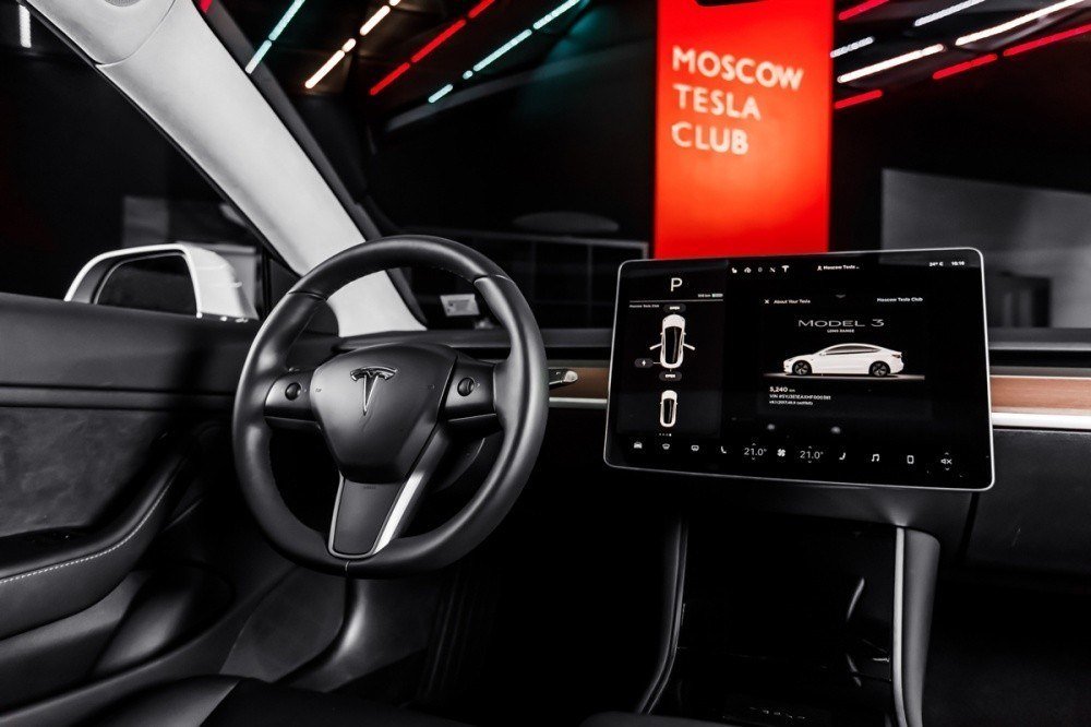 Управлять круиз-контролем Model 3 теперь можно при помощи регуляторов на руле