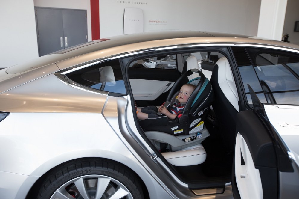 Tesla готовит патент для новых датчиков обнаружения людей в салоне