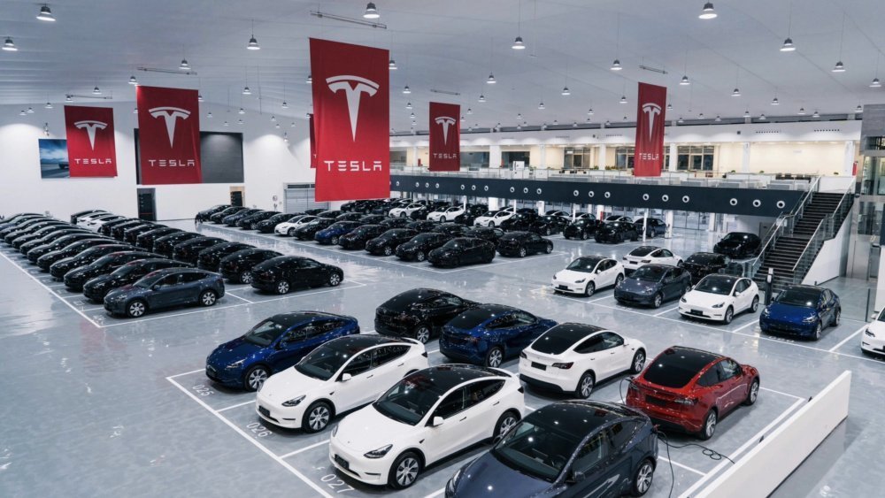 Tesla построила в Пекине огромный delivery store — шоурум для выдачи новых машин