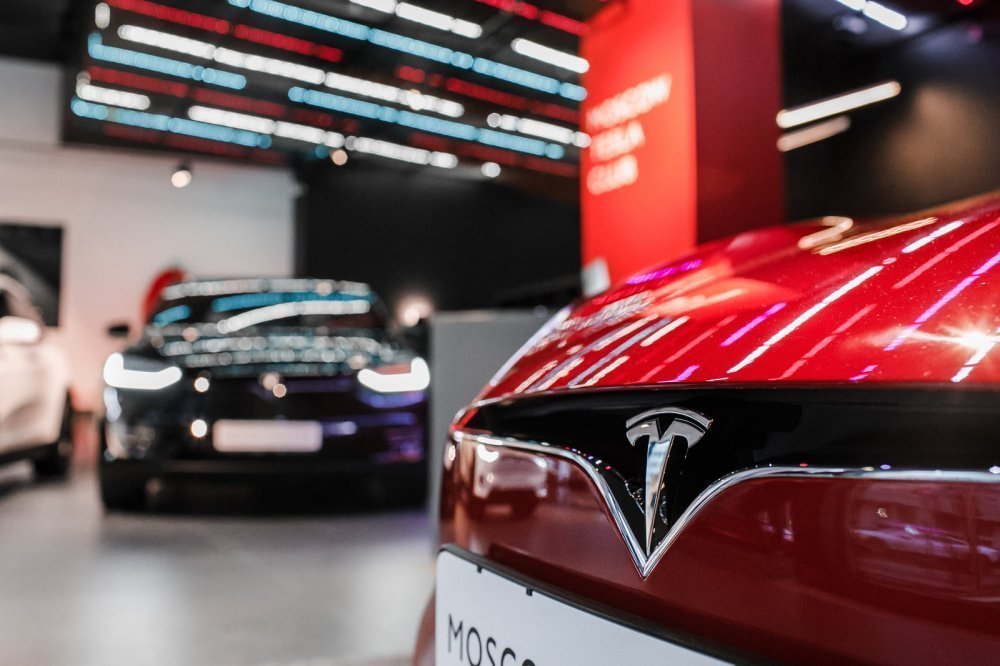 Tesla снижает цены на модельный ряд