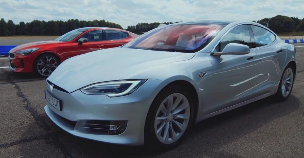 Tesla Model S 75D против Kia Stinger GT - видео дрэг-заезда