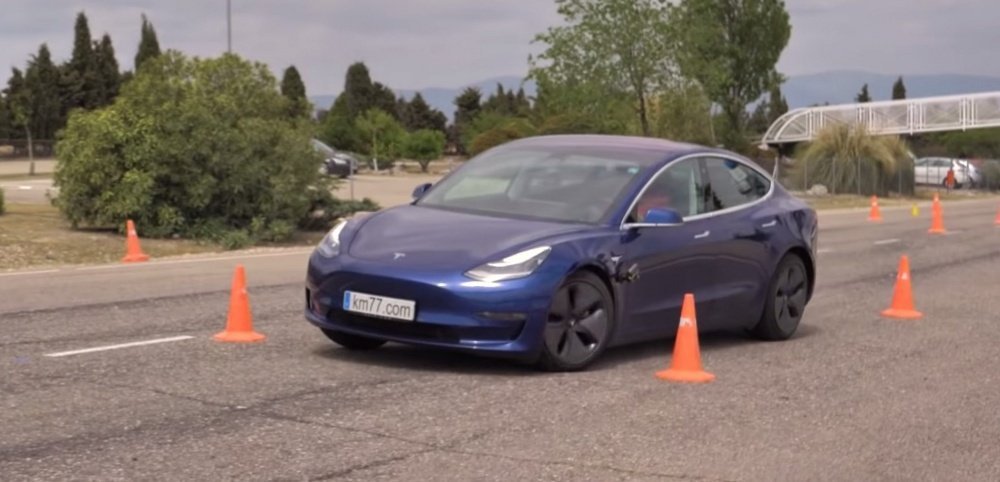 "Лосиный тест" Tesla Model 3 - видео