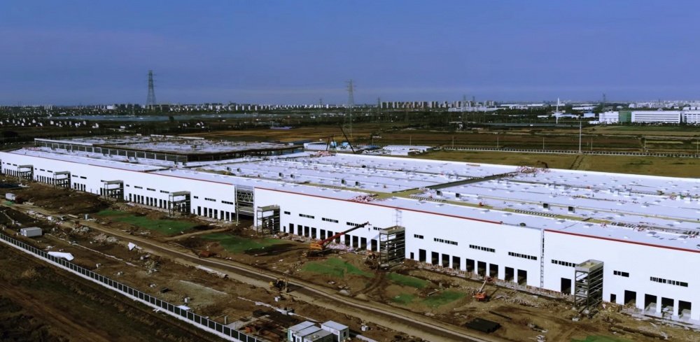 На Tesla Gigafactory 3 в Китае уже устанавливают производственное оборудование 