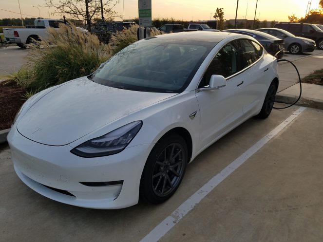 Несколько фотографий одной из первых серийных Tesla Model 3 - экстерьер и интерьер