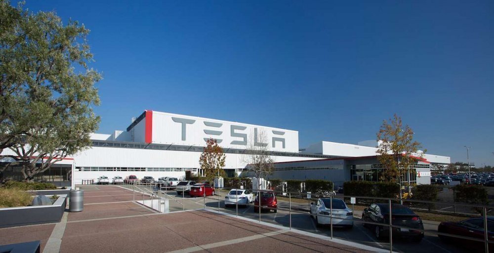 Tesla возобновляет работу на заводе в Калифорнии несмотря на запрет окружных властей
