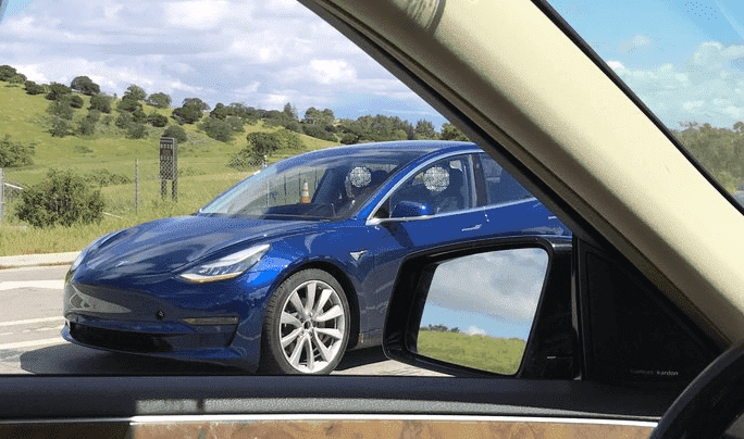 Еще один предрелизный прототип Tesla Model 3 замечен на дорогах [видео]