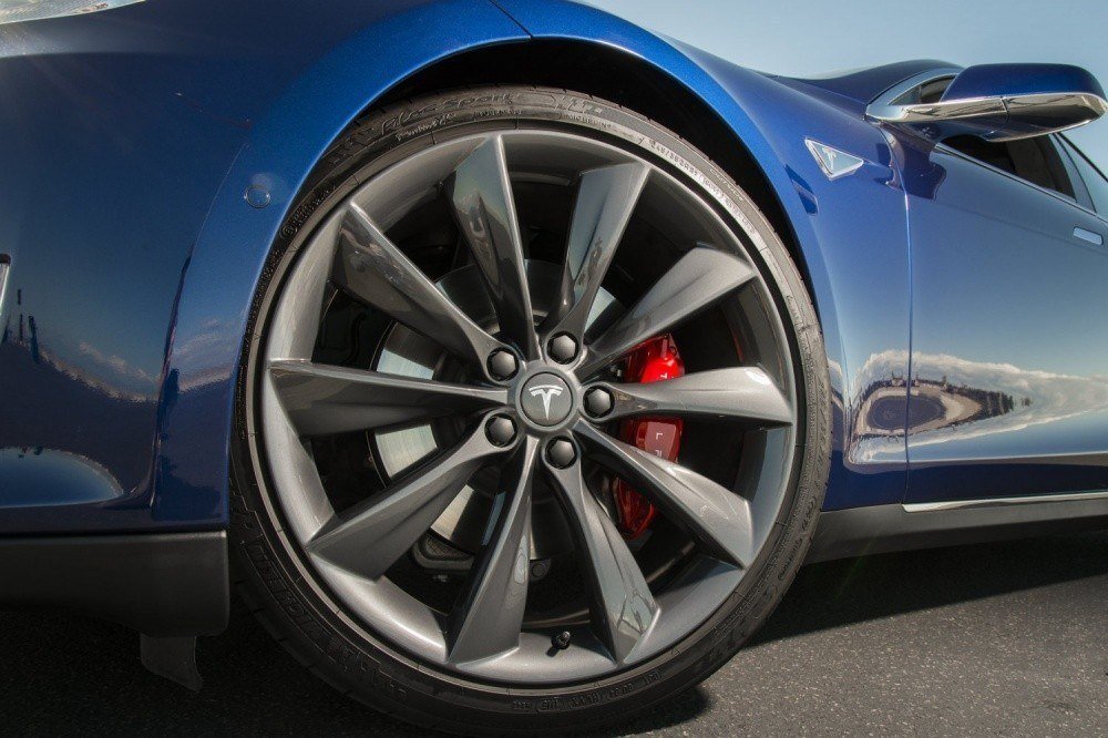 Как размер шин и дисков влияет на запас хода Tesla
