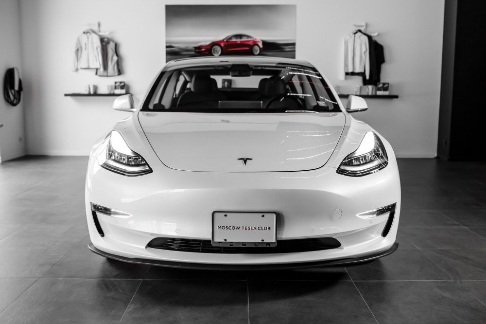 Обзор первой Tesla Model 3 в России - подробности, особенности, характеристики и комплектация [видео]