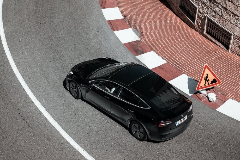 Автопилот Tesla вскоре сможет совершать перестроения в городе