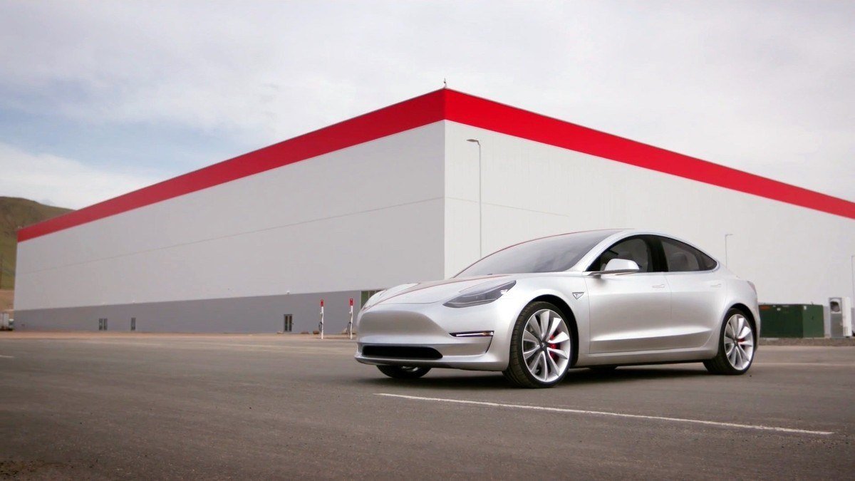 Новости Tesla: место под Gigafactory 2 в Европе будет определено в 2017; 2 млрд. километров для обучения автопилота Tesla