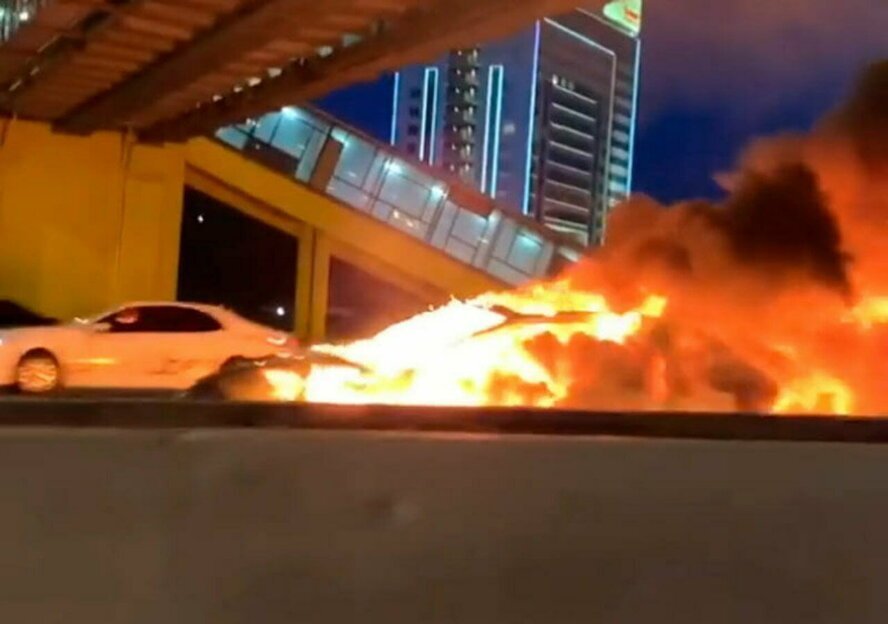 Авария Tesla Model 3 на МКАД 10 августа — что говорит водитель, все подробности и видео