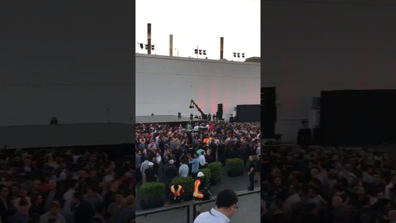 Tesla Model 3 - перед началом презентации в Калифорнии