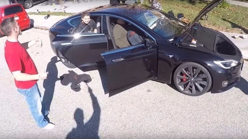 Tesla Model S P100D вмещает 19 человек