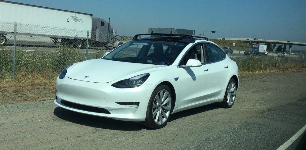 Очередной прототип Tesla Model 3 замечен с неопознанным ящиком на крыше