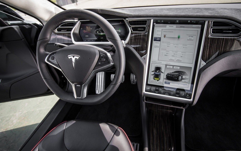 Обновление ядра Linux центрального дисплея Tesla принесет значительные улучшения интерфейса