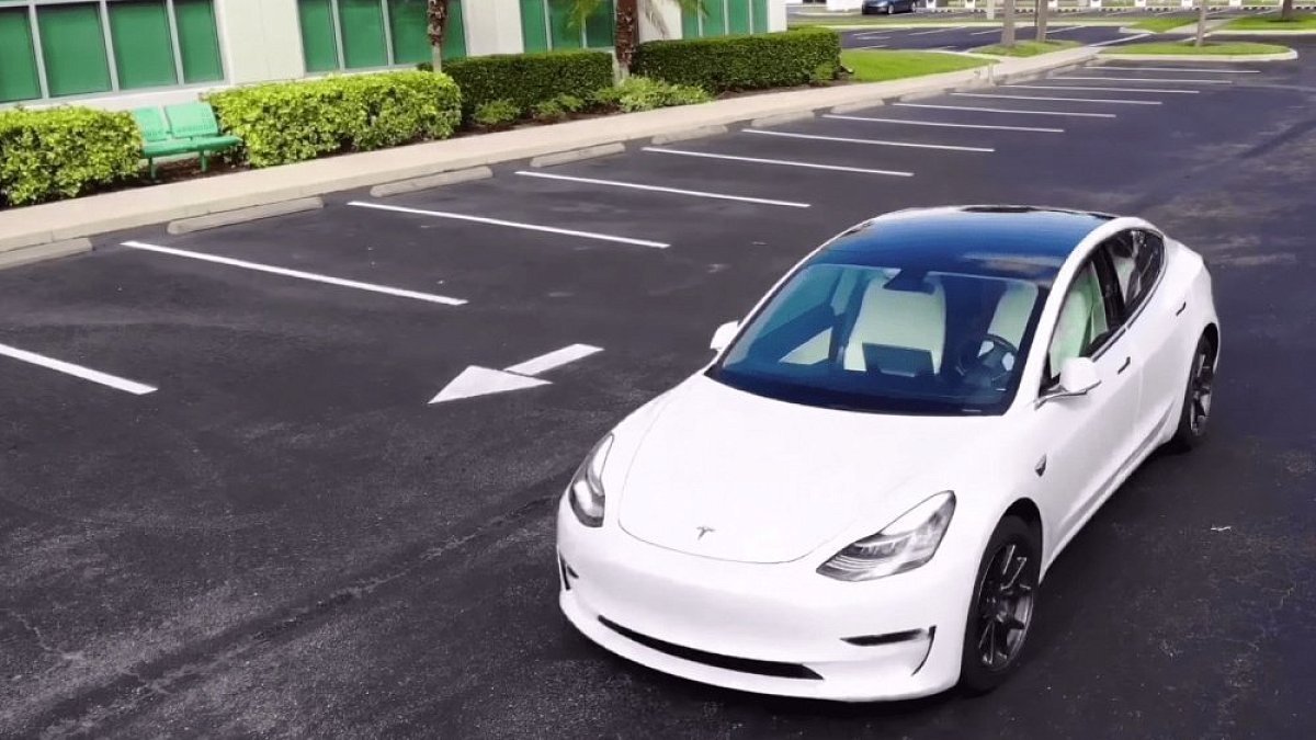 Электромобили Tesla будут самостоятельно парковаться уже в этом году