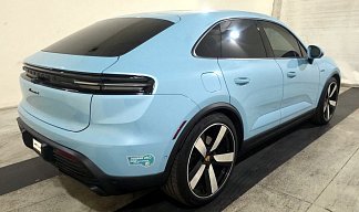 Porsche Macan 4 голубого цвета 2024 года на 20 колёсах фото 4