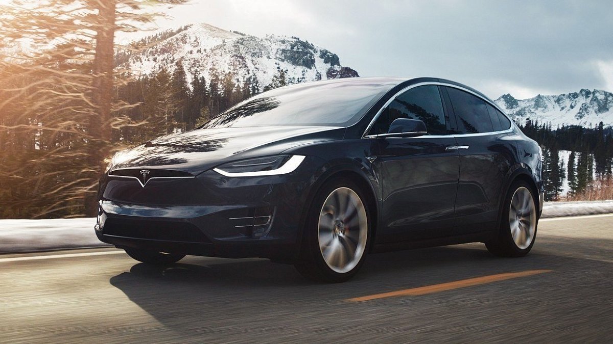 Model X получил престижную награду Golden Steering Wheel, а Tesla выпустили список всех доработок кроссовера с начала выпуска