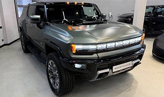 GMC Hummer SUV EV зеленого цвета 2024 года на 22 колёсах фото 4
