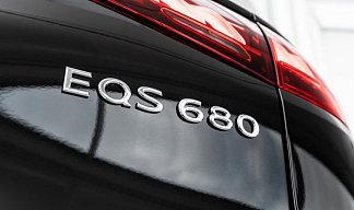Mercedes-Benz Maybach EQS 680 4MATIC черного цвета 2024 года на 22 колёсах фото 3