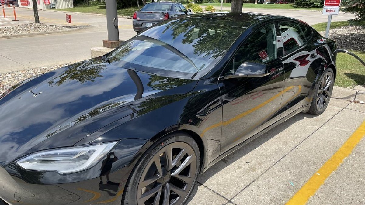 Начались поставки Tesla Model S Long Range