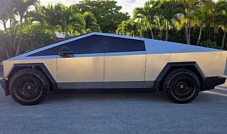 Tesla Cybertruck All-Wheel Drive серебристого цвета 2025 года на 20 колёсах фото 2