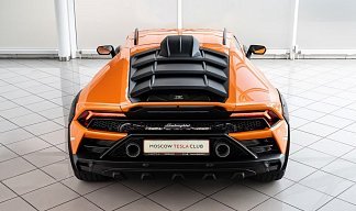 Lamborghini Huracán Sterrato оранжевого цвета 2024 года на 19 колёсах фото 3