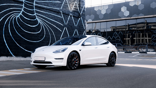 Обои Tesla Model 3 белая вид спереди
