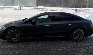 Mercedes-Benz EQS 580 4MATIC черного цвета 2021 года на 21 колёсах фото 2