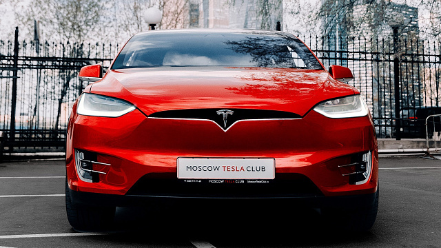 Обои Tesla Model X красного цвета вид спереди