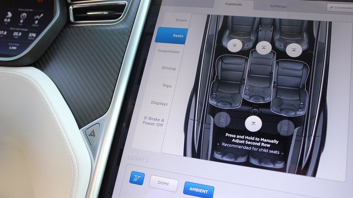 Обновление прошивки Model X позволяет управлять вторым рядом сидений с центрального дисплея и одновременно закрывать все двери кнопкой на ключе