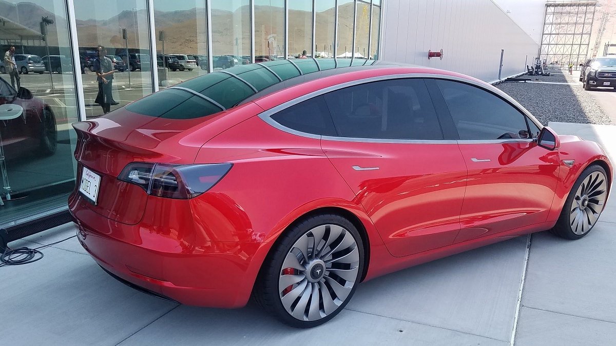 За 2 месяца Tesla Motors разместили заказы на детали для 300 прототипов Model 3