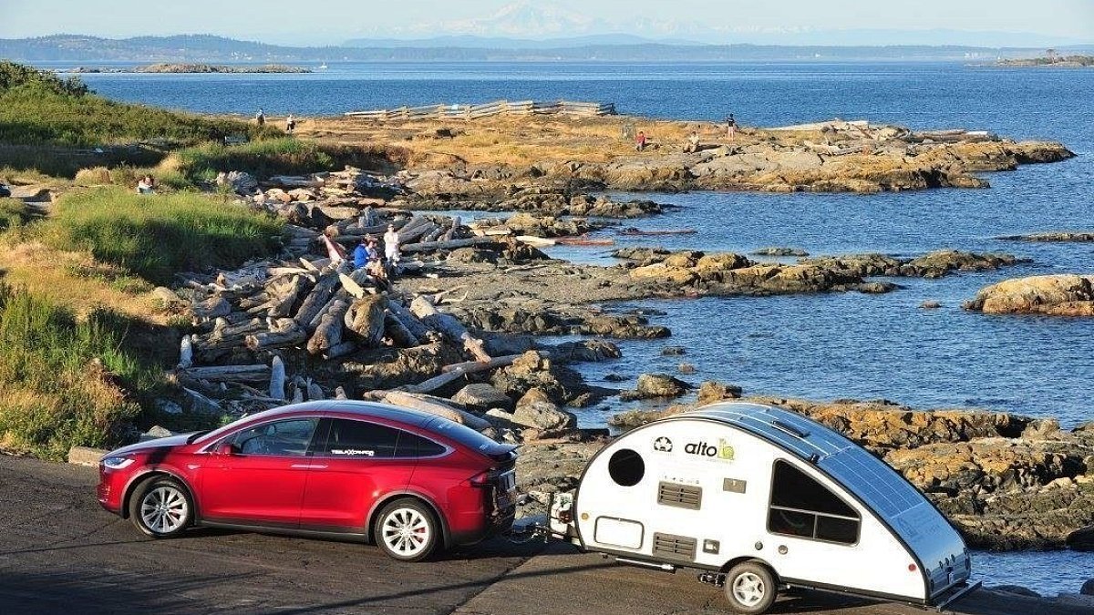 Путешествие в 15 000 км на Tesla Model X с автодомом на буксире