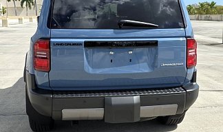 Toyota Land Cruiser Prado First Edition голубого цвета 2025 года на 18 колёсах фото 4