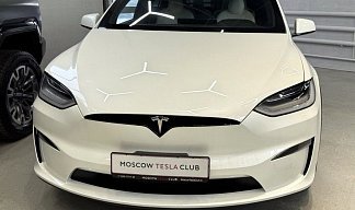 Tesla Model X Plaid белого цвета 2023 года на 20 колёсах фото 4