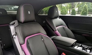 Rolls-Royce Spectre Black Badge фиолетового цвета 2026 года на 23 колёсах фото 4