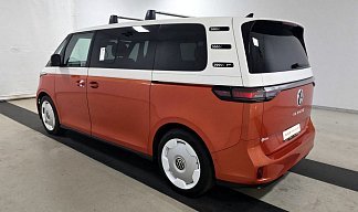 Volkswagen ID Buzz 1st Edition красного цвета 2025 года на 19 колёсах фото 2