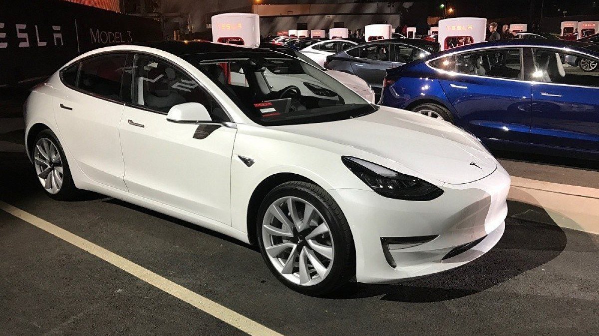 Темп производства Tesla Model 3 растет, выпуск партий для массового рынка стартует в октябре