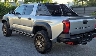 Toyota Tacoma 2.4 Hybrid i-Force AT Double Cab Limited серебристого цвета 2025 года на 18 колёсах фото 4