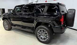 GMC Hummer SUV EV черного цвета 2024 года на 22 колёсах фото 3
