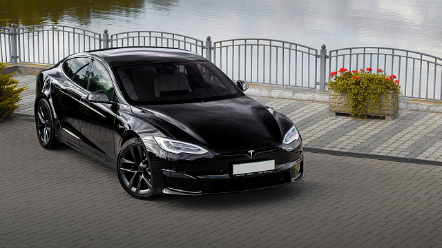 Обои Tesla Model S черного цвета на улице
