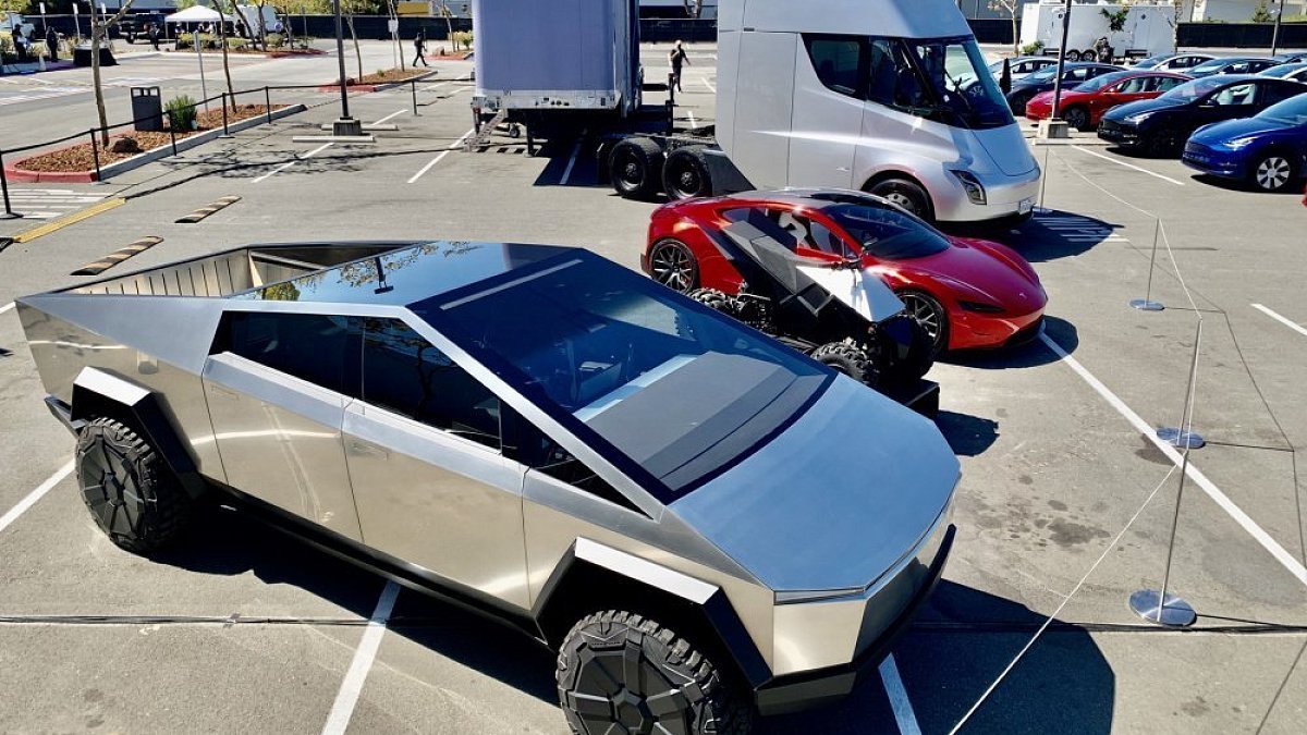 Похоже, что Cybertruck вообще не планируют красить или оклеивать в какие бы то ни было цвета на заводе