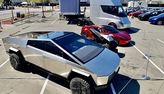 Пост в блоге «Похоже, что Cybertruck вообще не планируют красить или оклеивать в какие бы то ни было цвета на заводе | Блог Moscow Tesla Club»