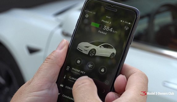 Пост в блоге «Угонщик Tesla был заперт владельцем внутри электрокара»