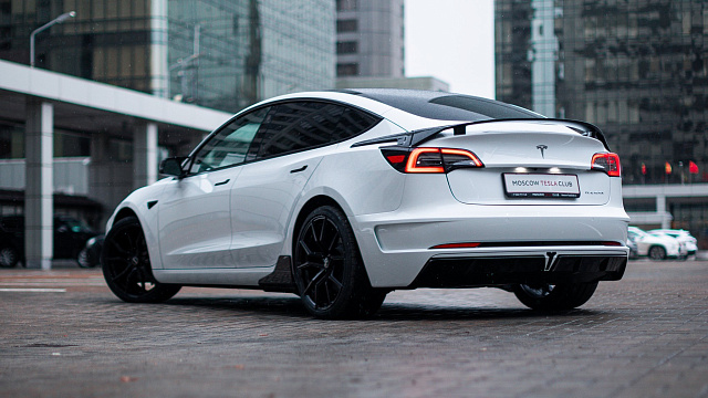 Обои Tesla Model 3 в тюнинге вид сзади