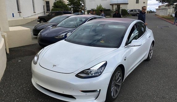 Пост в блоге «Качественные фотографии экстерьера и интерьера сразу трех Tesla Model 3 [фото] – обзоры электромобилей»