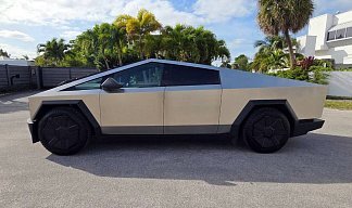 Tesla Cybertruck All-Wheel Drive серебристого цвета 2024 года на 20 колёсах фото 2