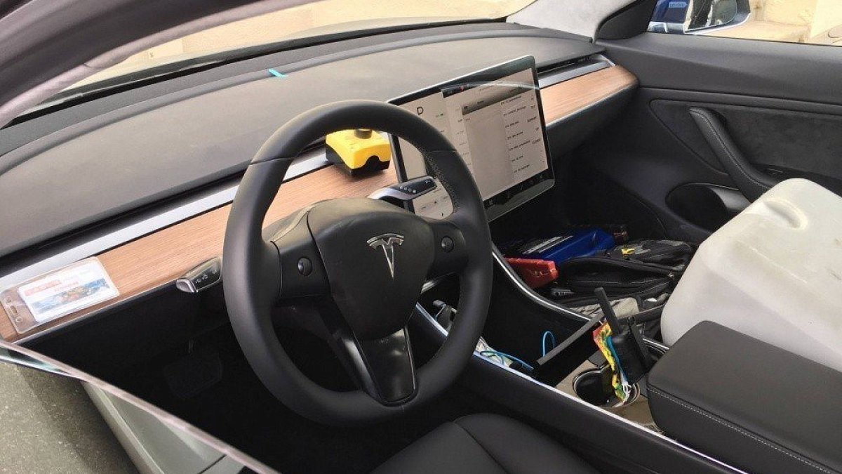 Автопилот Tesla Model 3 будет активироваться при помощи подрулевого селектора режимов движения