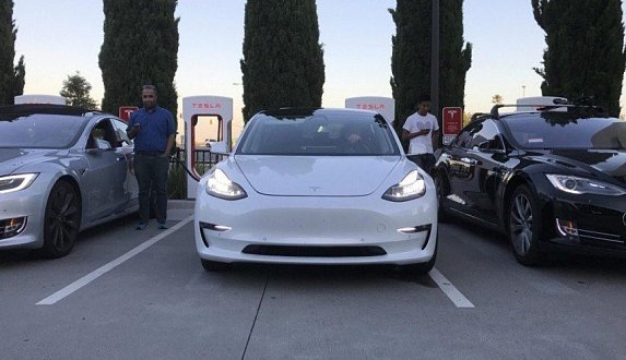 Пост в блоге «Фотографии Tesla Model 3 на станции Supercharger - практически серийный вариант [фото] – обзоры электромобилей»