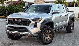 Toyota Tacoma 2.4 Hybrid i-Force AT Double Cab Limited серебристого цвета 2025 года на 18 колёсах фото 2